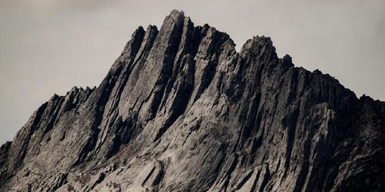 Pesona Tujuh Puncak Tertinggi Indonesia, Termasuk Rinjani
