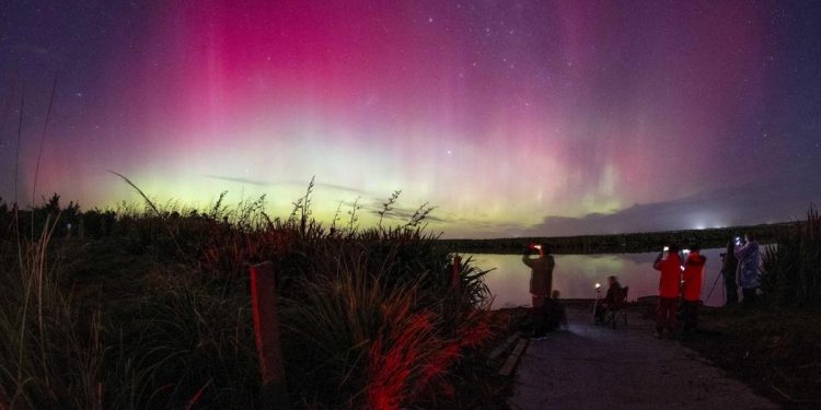 Keindahan Langit Malam di Selandia Baru dengan Cahaya Aurora