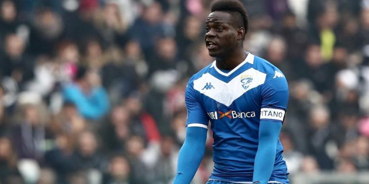 Balotelli Berkunjung ke Kampung Rodtang dan Bergurau dengan Kuncian Leher