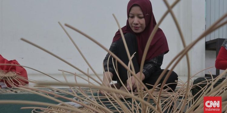 Kreasi Warga Rusun Tipar Cakung Mengubah Rotan Menjadi Uang